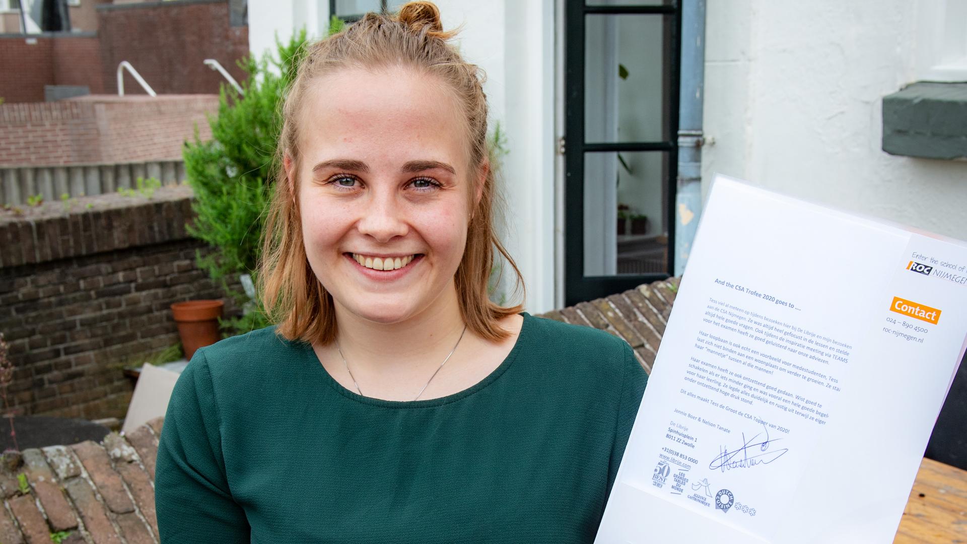 Tess de Groot, examenstudent van de Cas Spijkers Academie vestiging Nijmegen, heeft als eerste vrouwelijke aankomend chef de Cas Spijkers Academie Trofee gewonnen.