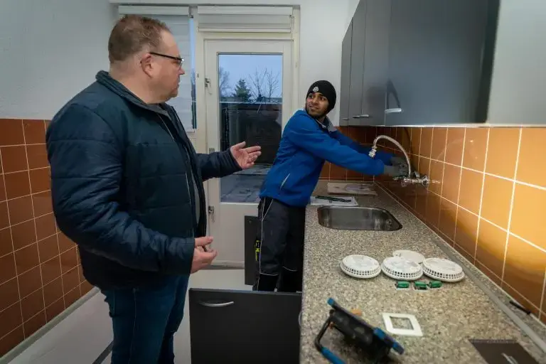 Shivan aan het werk met Bennie Burgers