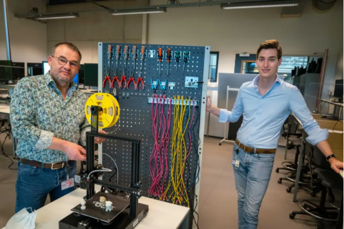 Boy Peters docent ICT en opleidingscoördinator met leerling