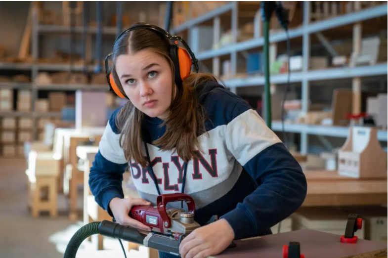 Student Luna Klomp (opleiding Meubelmaker &amp; Interieurbouw)