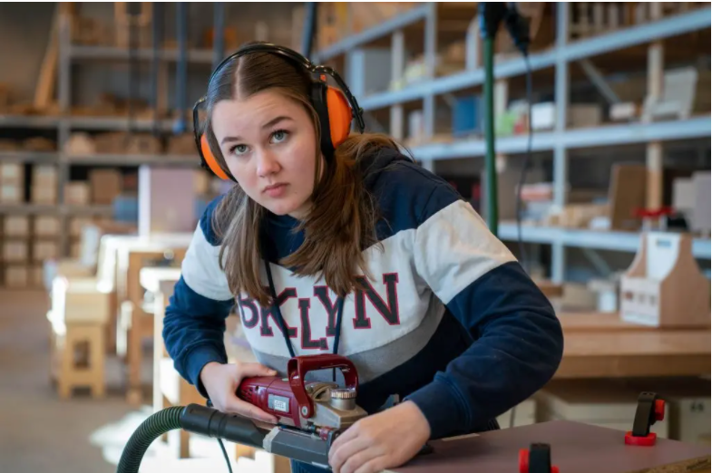 Student Luna Klomp (opleiding Meubelmaker & Interieurbouw)