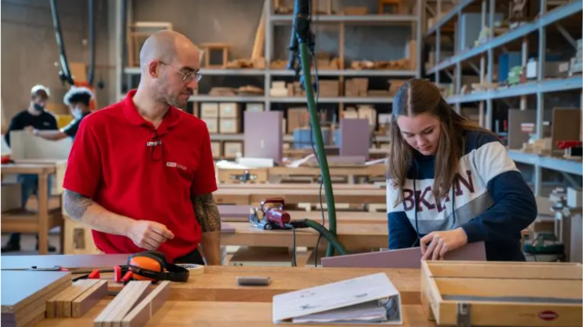 Technovium docent Cliff Kosman (Hout & Meubel) en student Luna Klomp (opleiding Meubelmaker & Interieurbouw)