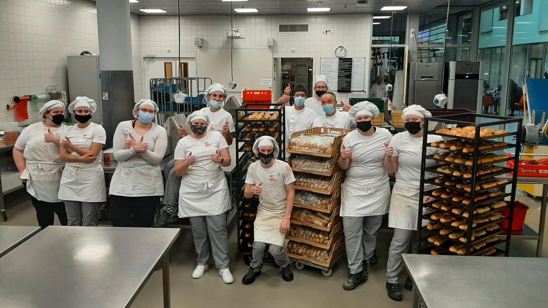 Studenten ROC Nijmegen bakken Wijchense worstenbroodjes