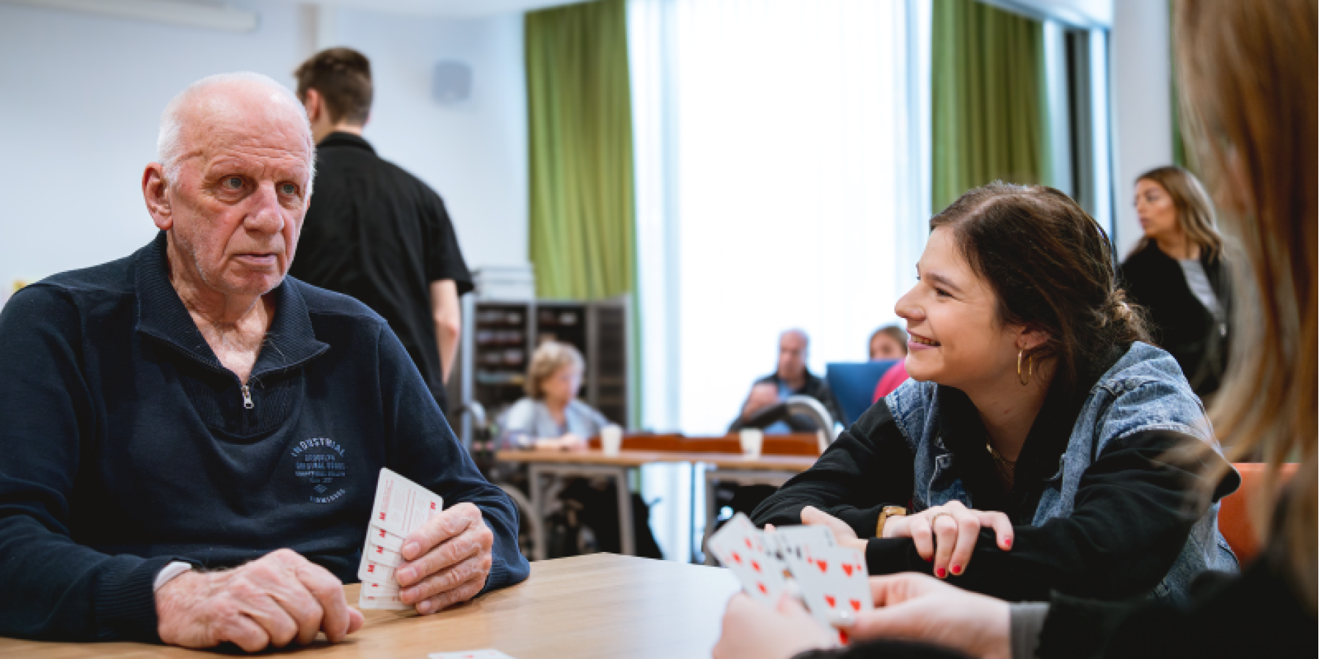 Studenten kaarten met een senior. Ze doen leuke activiteiten met senioren om zo verbindingen te leggen tussen jong en oud. Studenten en senioren leren van elkaar.