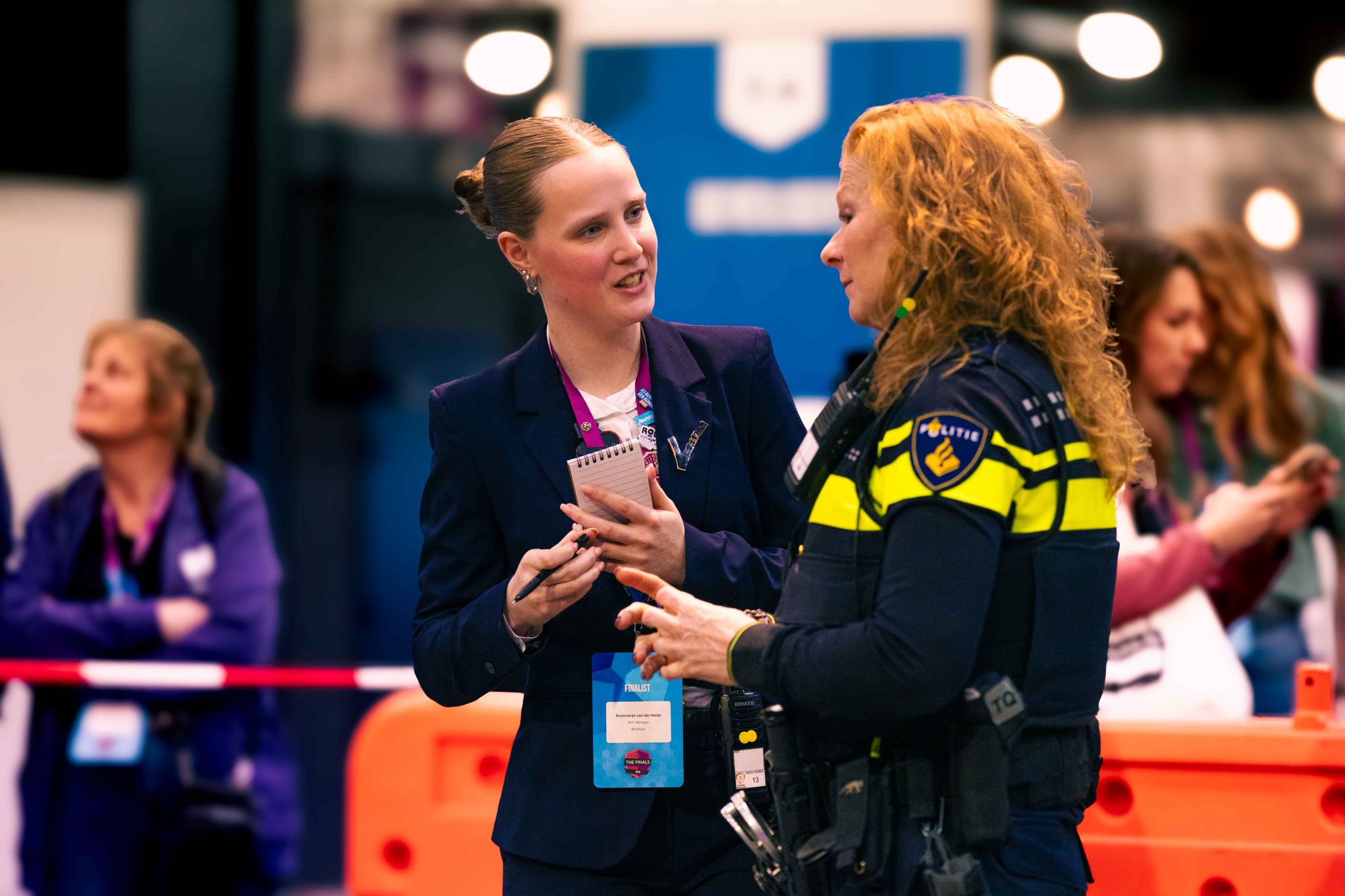 Roosmarijn, Beveiliger, praat met politie in oefencasus