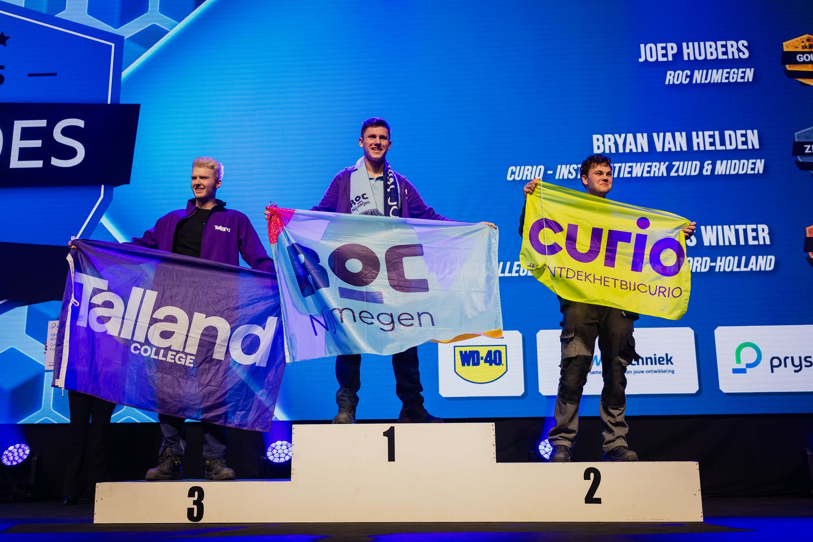 Joep, Elektrotechnicus gebouwen, staat op het podium voor goud
