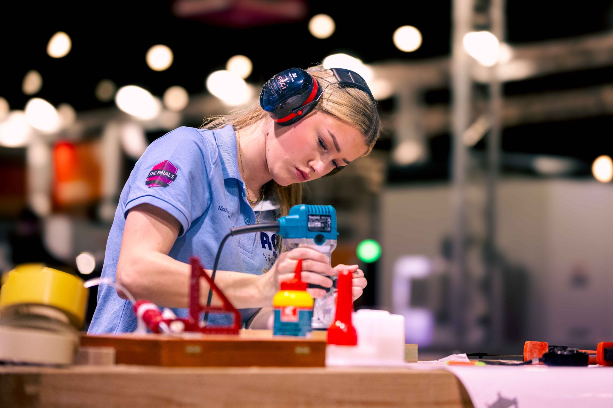Nicci, Meubelmaker, werkt aan haar bouwopdracht